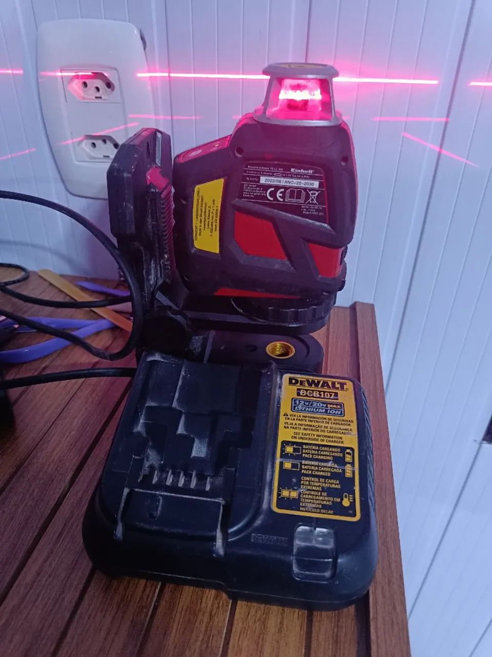 Nível a Laser Einhell e carregador Dewalt 