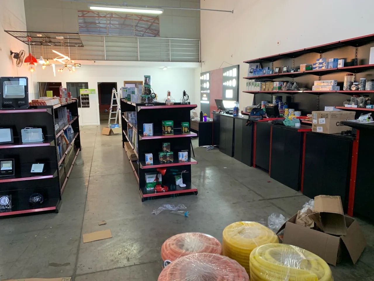 Vende prateleiras e balcão para loja