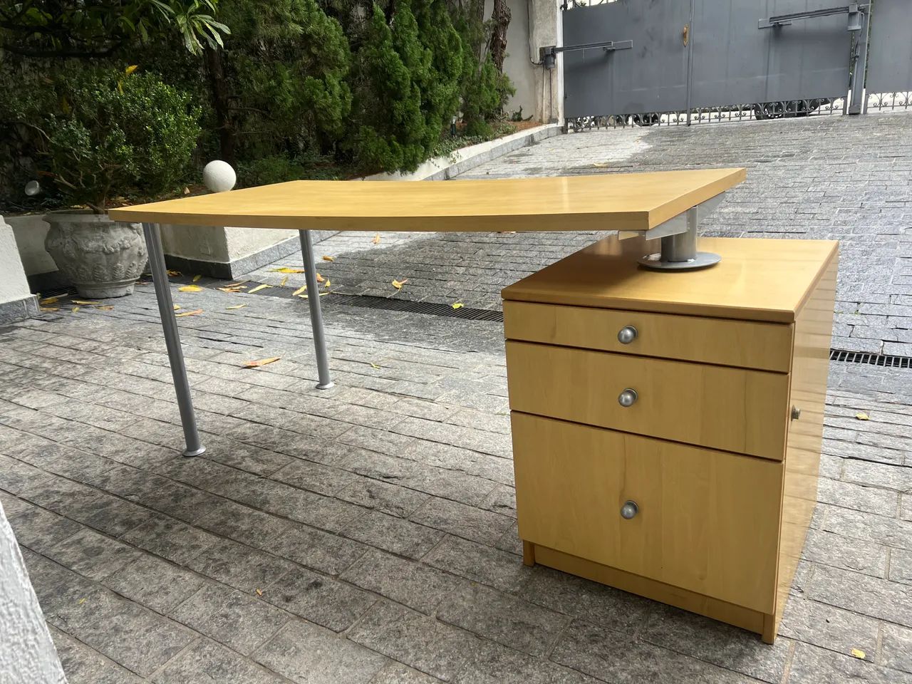 Mesa para escritório com gaveteiro lindo design  - Foto 2