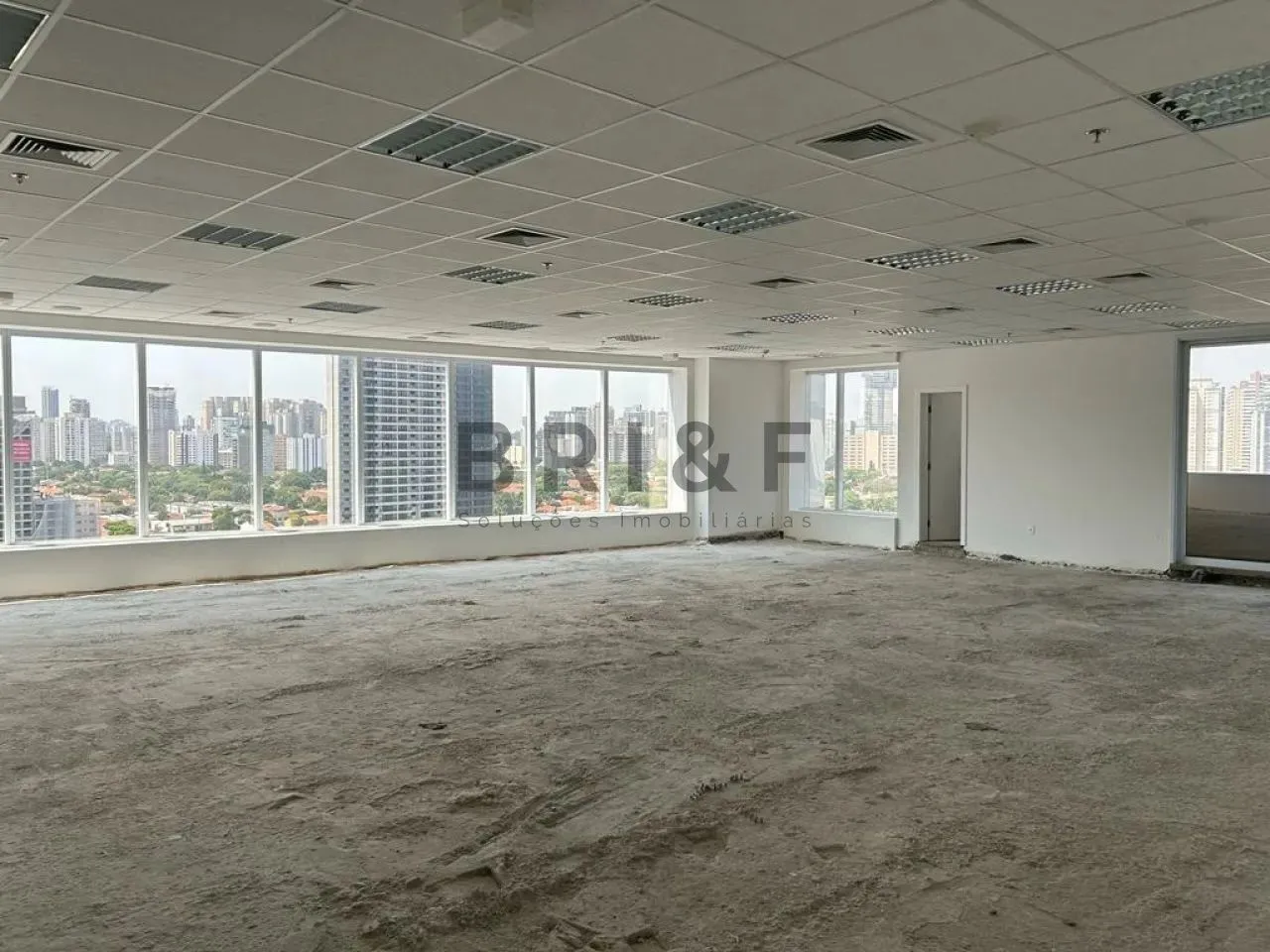 SALA COMERCIAL PARA LOCAÇÃO COM 192M², 5 VAGAS DE GARAGEM NO BROOKLIN, REGIÃO DA BERRINI