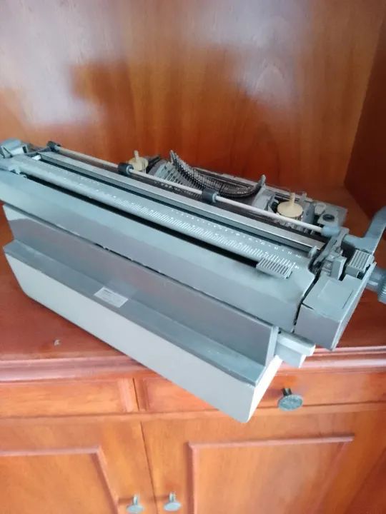 Máquina de escrever Olivetti Linea 98 - Foto 4