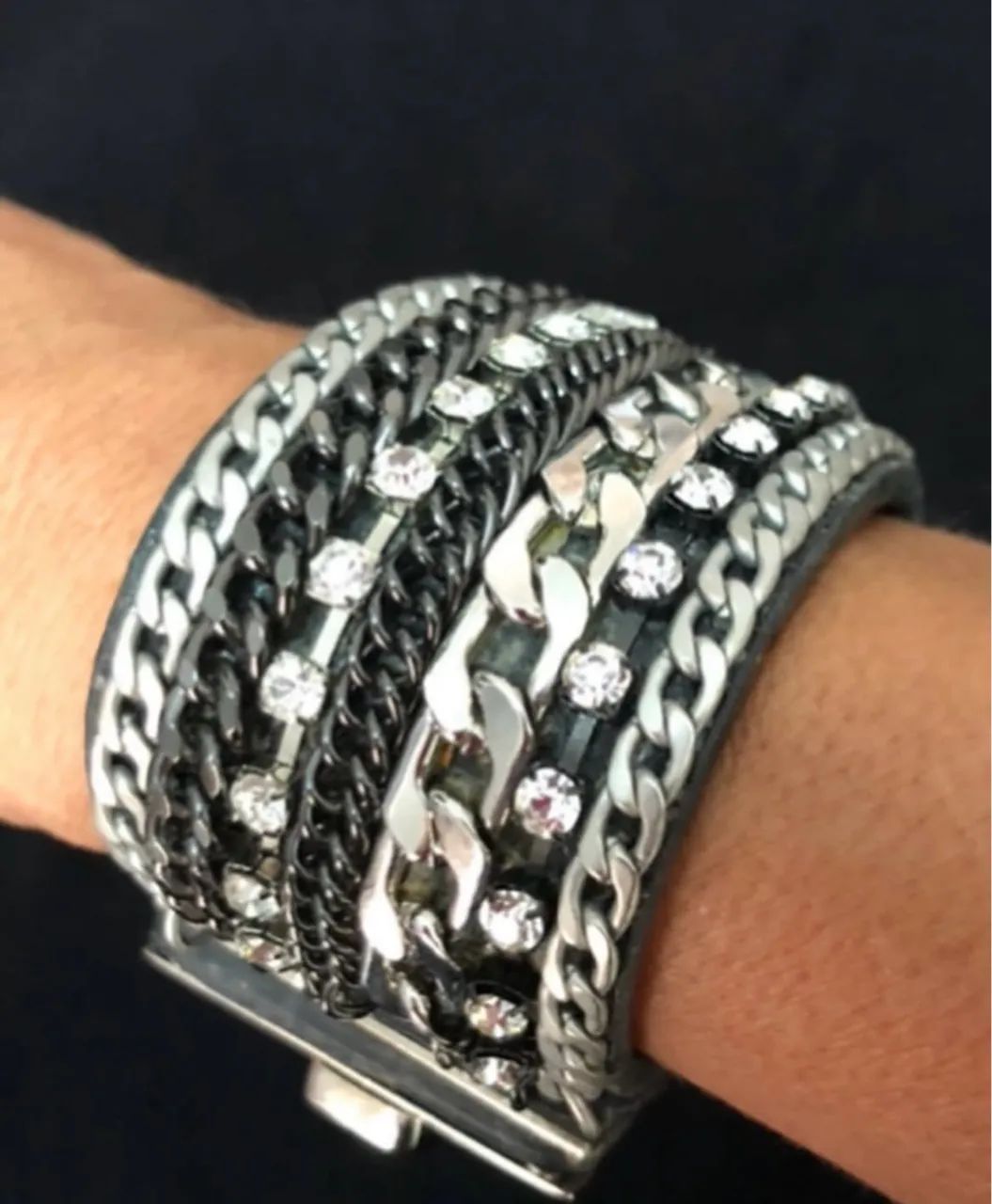 Pulseira em couro com metal 