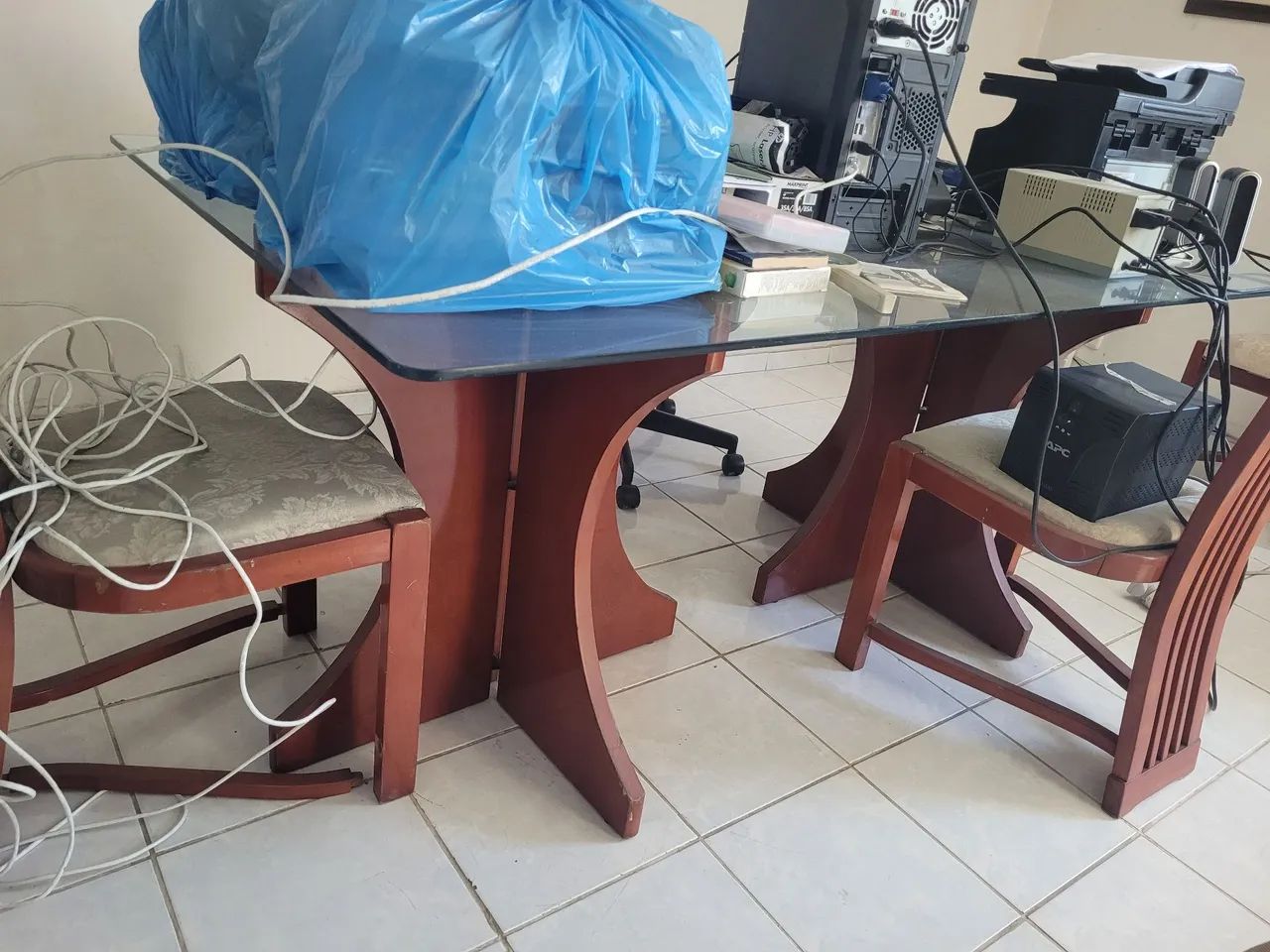 Vende-se mesa madeira tampo de vidro,com 4 cadeiras, e Bifê R$ 1.300,00. - Foto 4