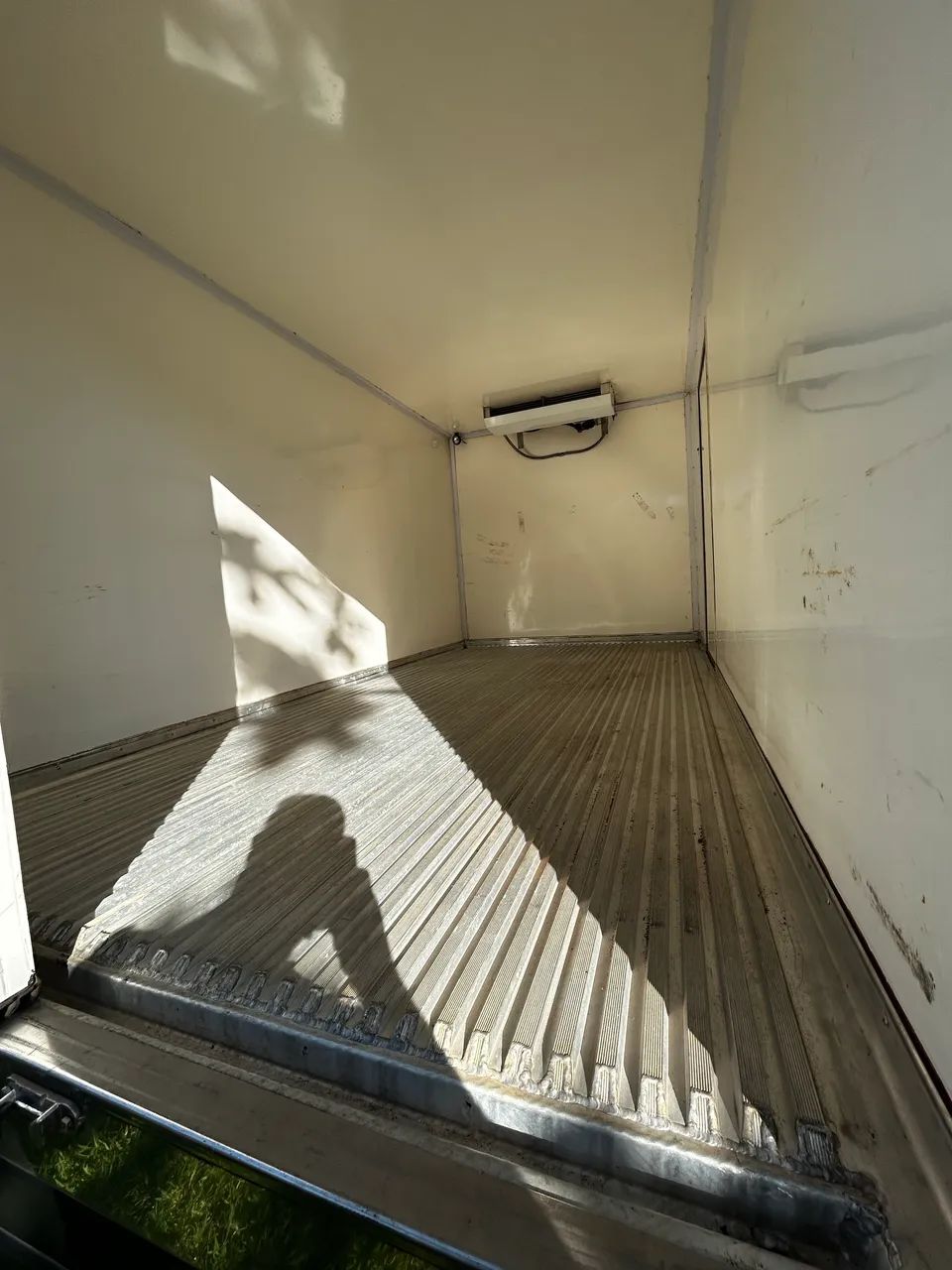 MB 815 BAÚ RESFRIADO BAIXÍSSIMO KM  - Foto 14