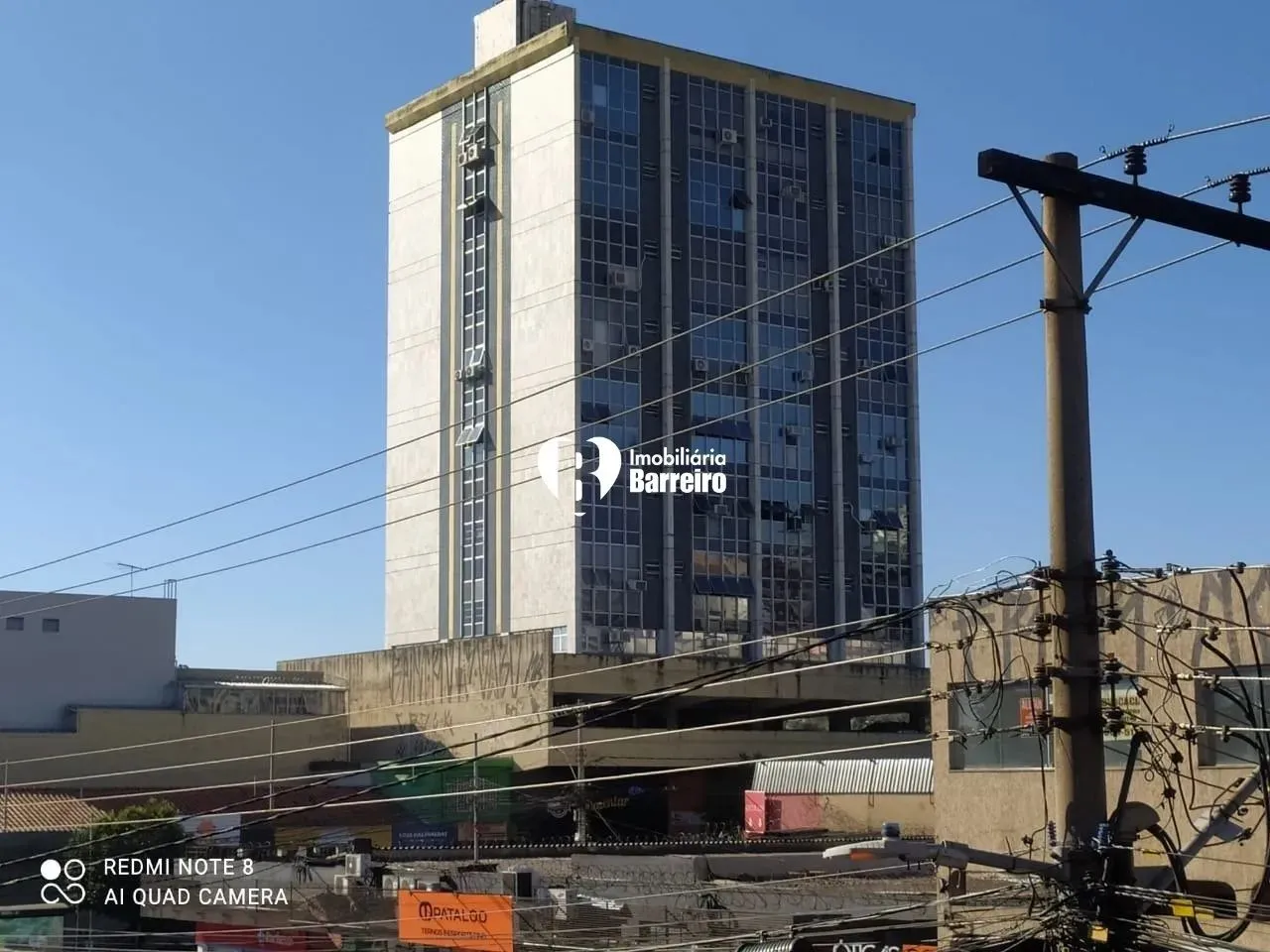 Sala comercial à venda no Barreiro com localização privilegiada, toda reformada.
