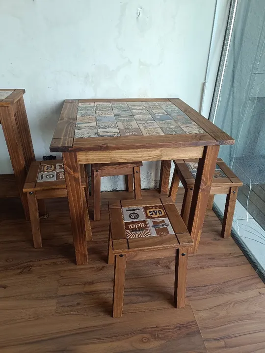 Mesa Gourmet 80x80 com detalhes em cerâmica + 4 bancos! Pronta entrega por R$ 999,00!