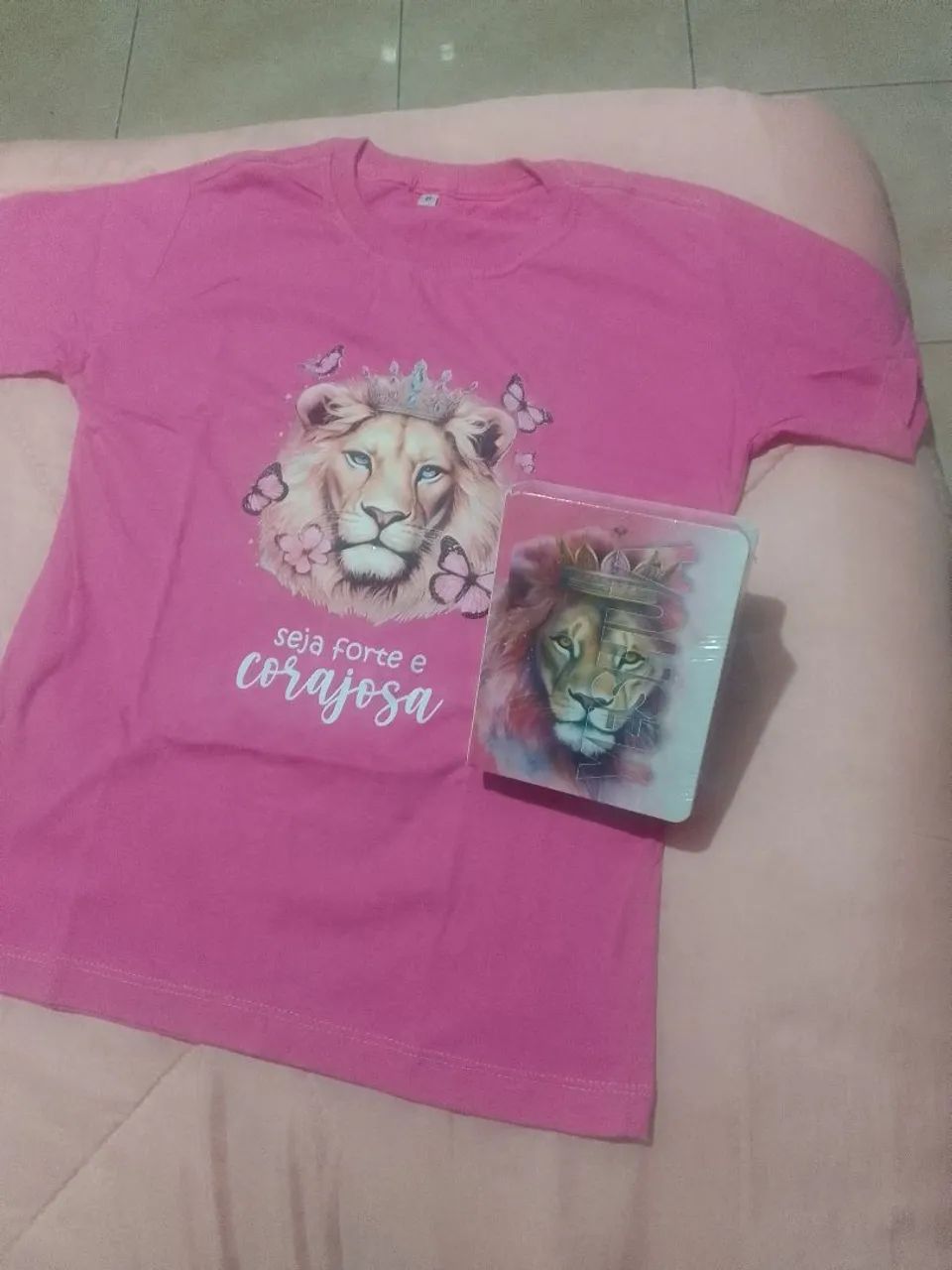 Camiseta Rosa com Leão - Seja Forte e Corajosa!