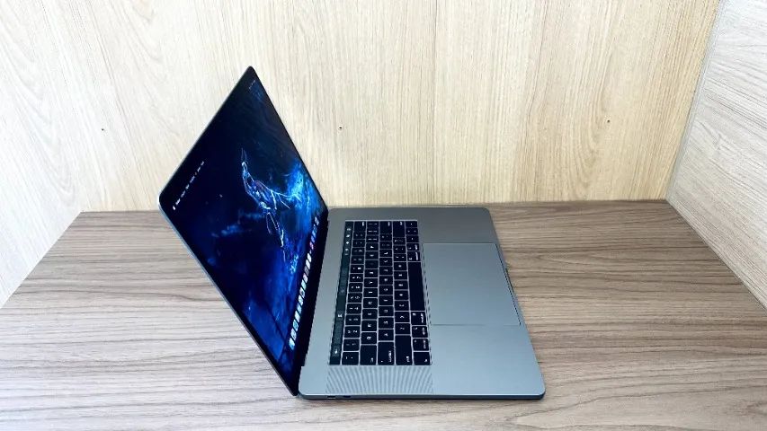 MACBOOK PRO 32 GB, 512 GB SSD, CORE i9, 15 POLEGADAS, TOUCH BAR