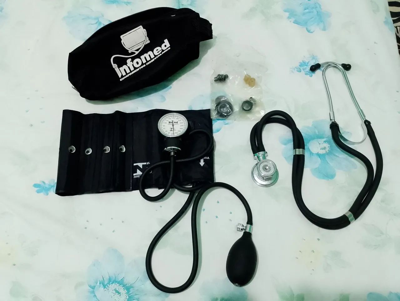 Estetoscópio e esfigmomanômetro 
