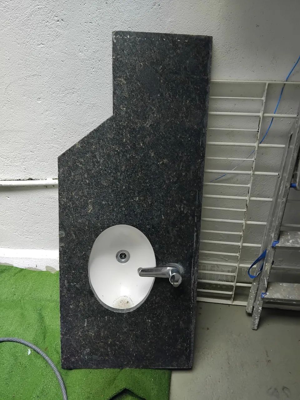 Vendo pia de mármore medindo 1.20 por 0.50 com Cuba e torneira  - Foto 2