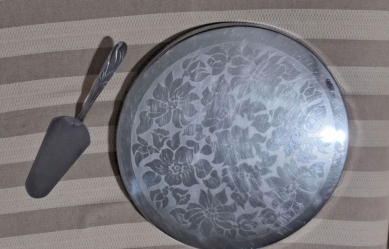 Prato de torta em inox trabalhado e pá