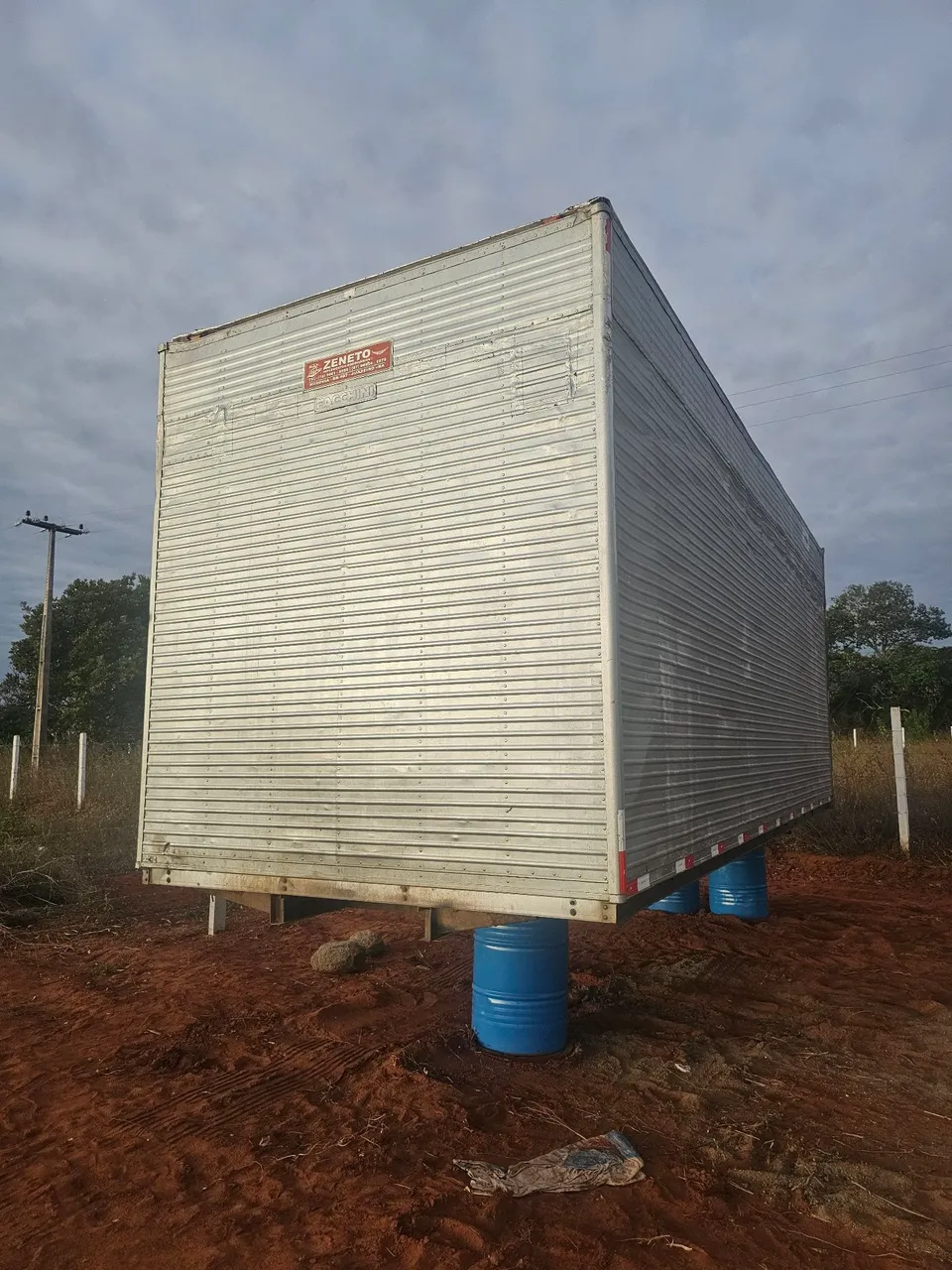 Baú Facchini caminhão toco 7m x 2,80m altura lastro na chapa xadrez