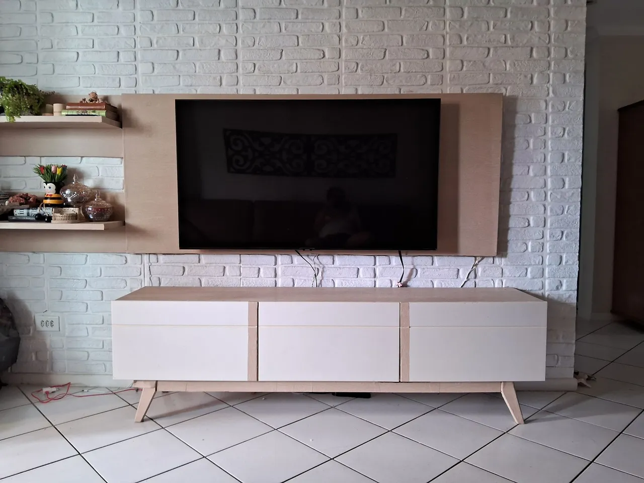 Rack moderno para TV com painel e prateleiras