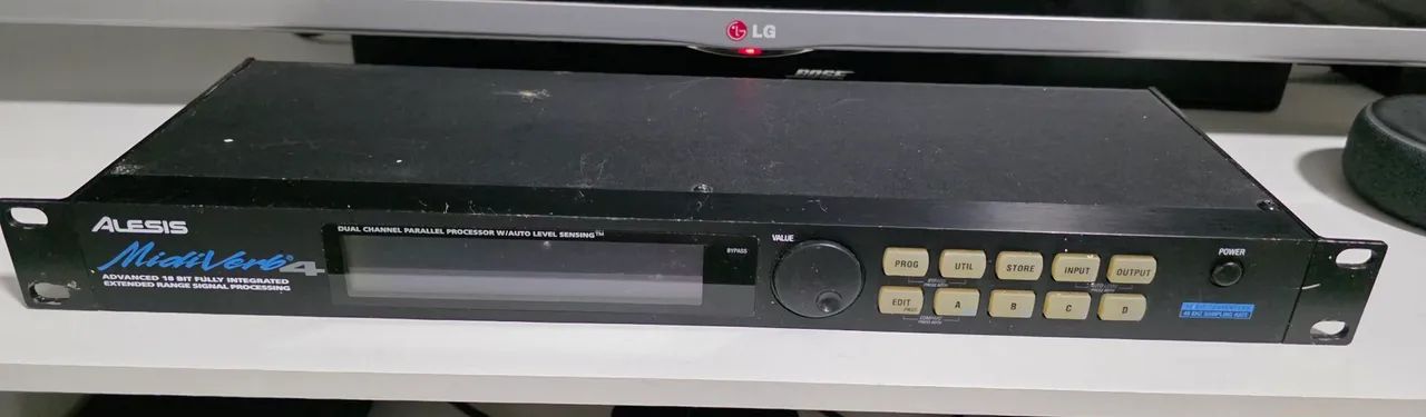 Alesis Midiverb 4 - com pedal controlador de Midi Boss FC-50