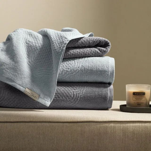 Cama, mesa e banho 