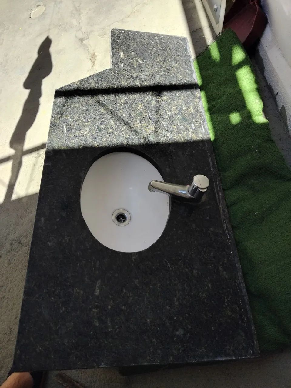 Vendo pia de mármore medindo 1.20 por 0.50 com Cuba e torneira  - Foto 5
