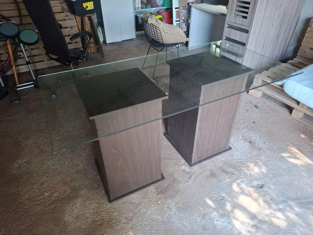Mesa de Jantar com Tampo de Vidro e Base Amadeirada
