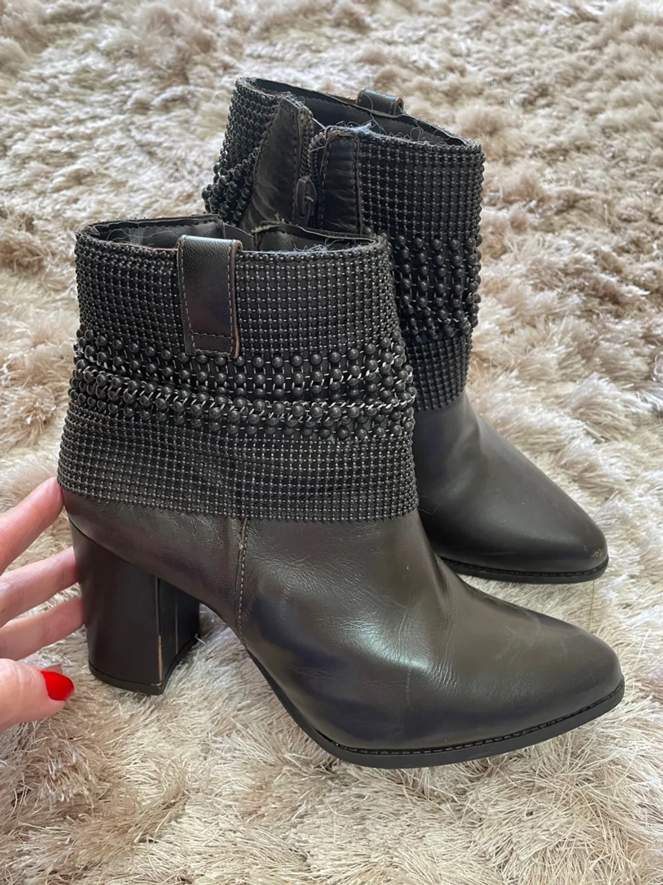 Bota feminina cano curto com detalhes