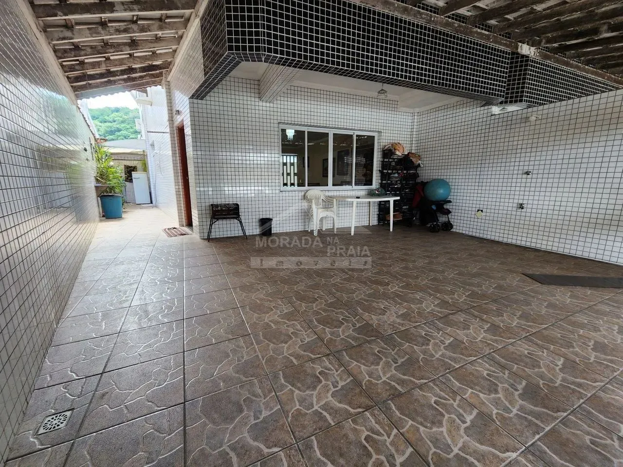 Sobrado no Canto do Forte, 3 dormitórios, sacada, quintal, confira na imobiliária Morada n