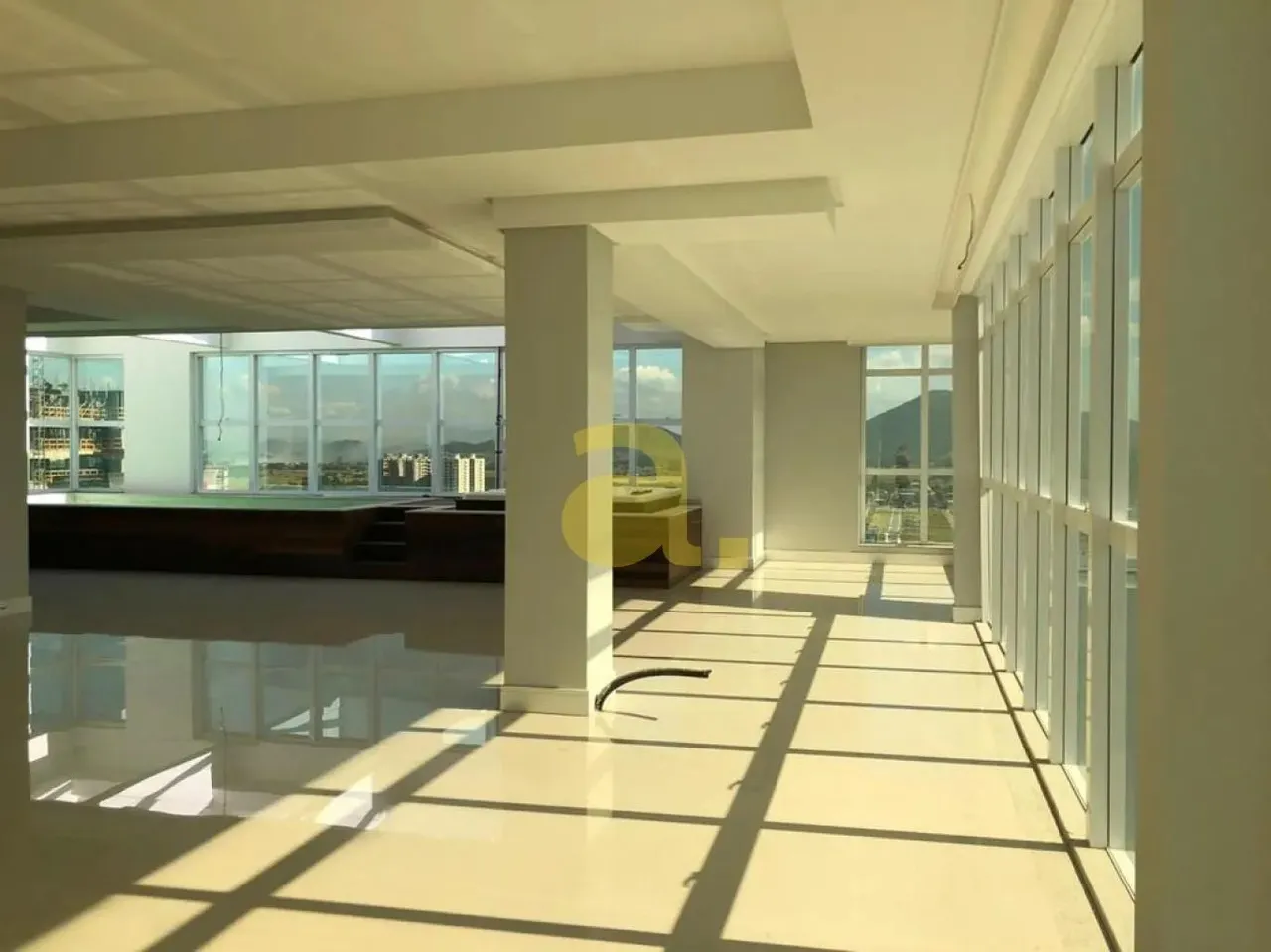 COBERTURA DUPLEX MOBILIADA COM 5 SUITES NO PARAÍSO DE MEIA PRAIA - ITAPEMA SC