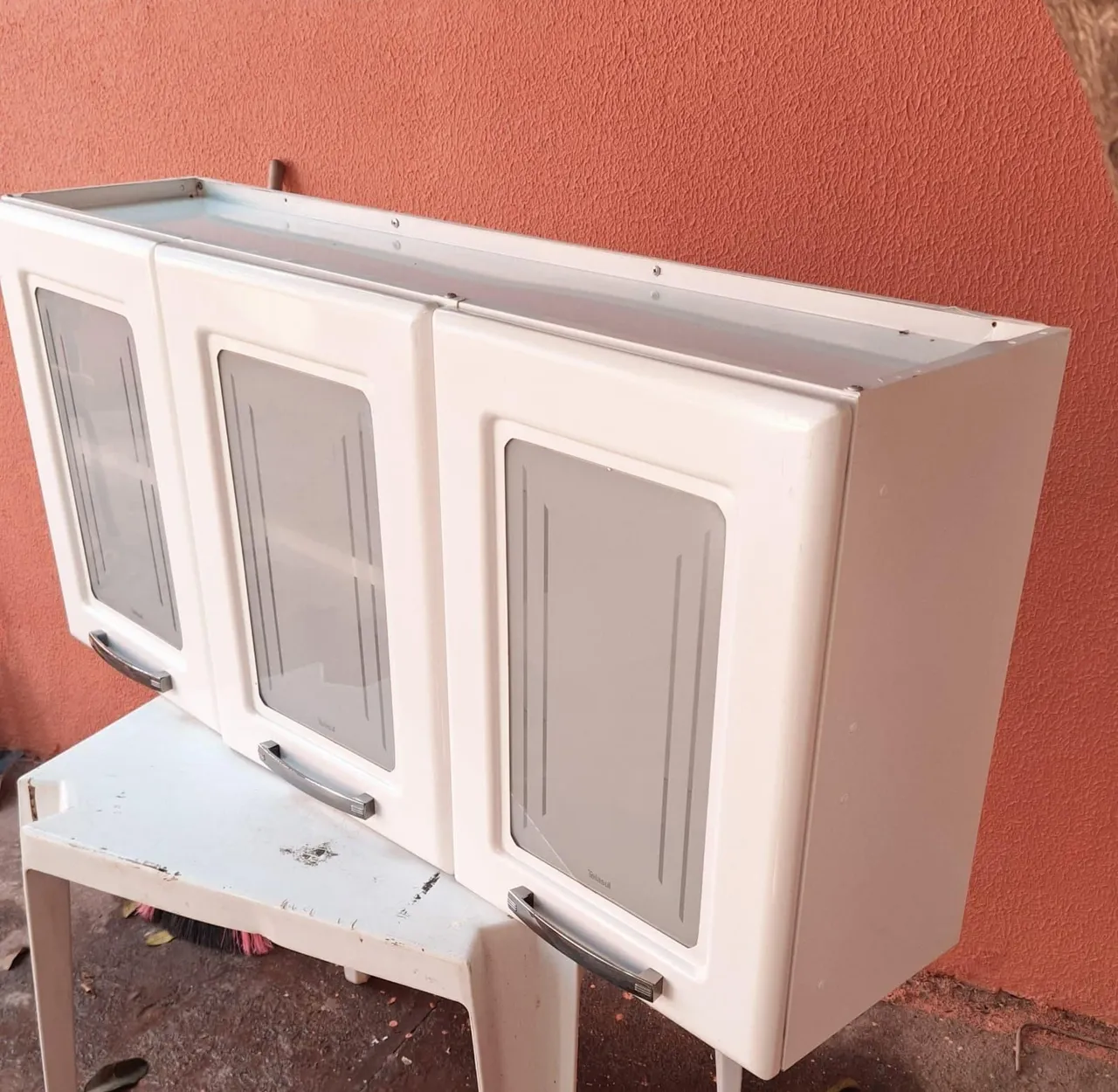 Armário de cozinha branco com portas de vidro