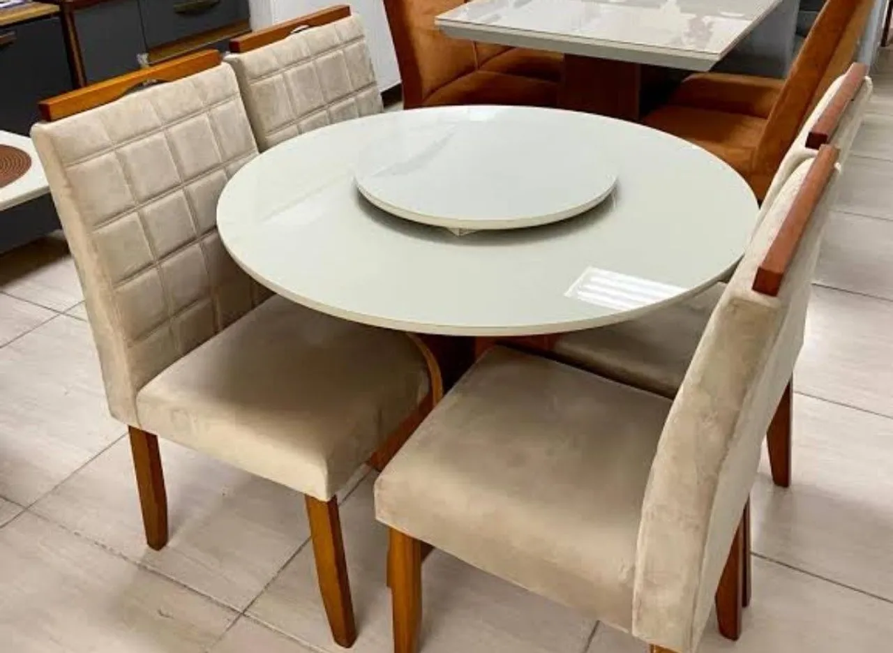 Mesa de jantar redonda não acompanha a giratória com 4 cadeiras