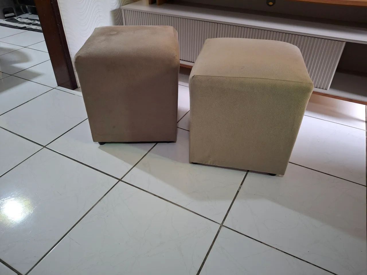 Puffs quadrados para sala de estar