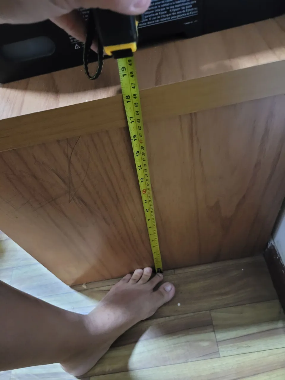 Móvel de madeira com 46 cm de altura