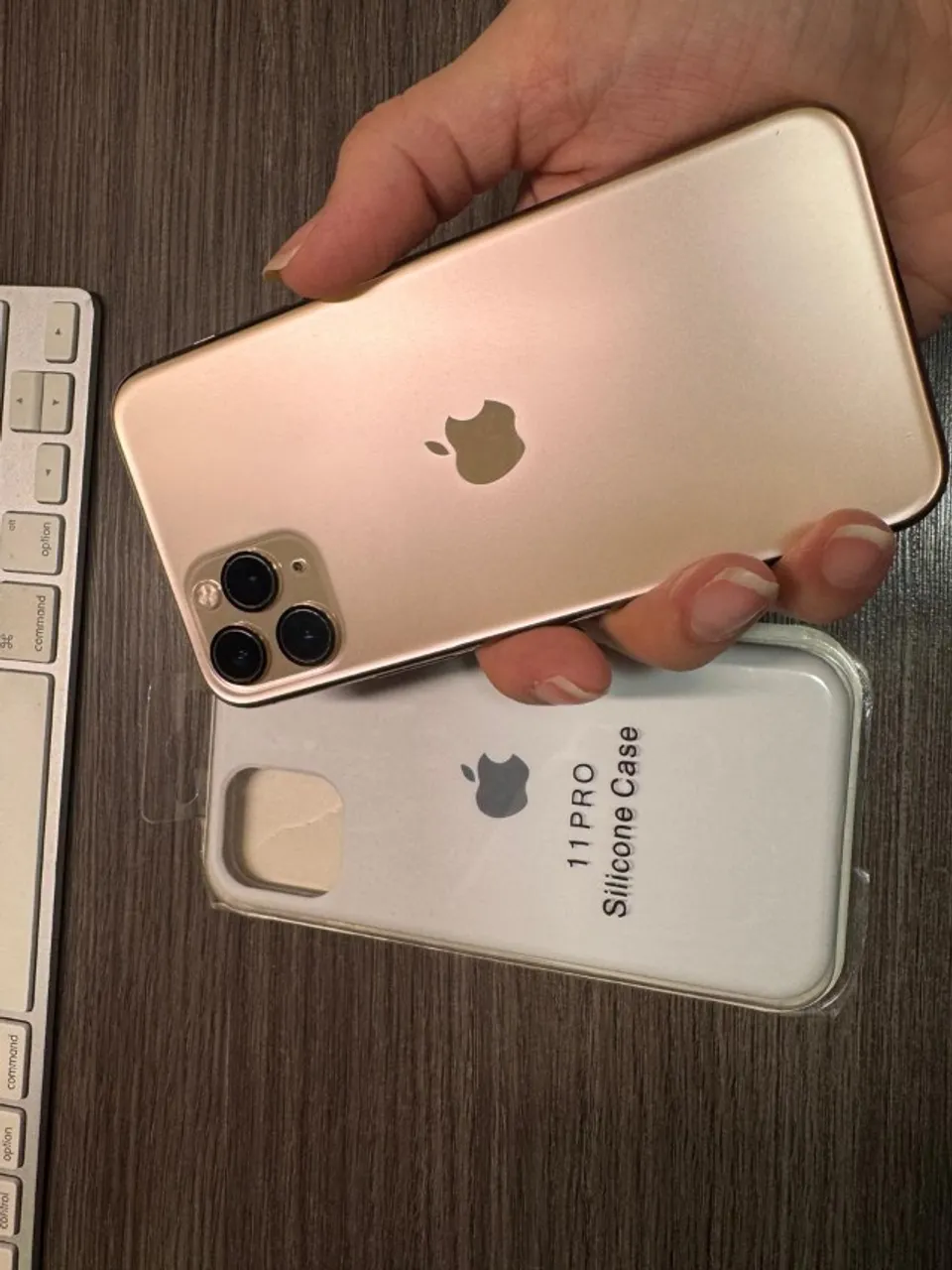 Iphone 11 Pro 64 gb dourado Com capa silicone nova