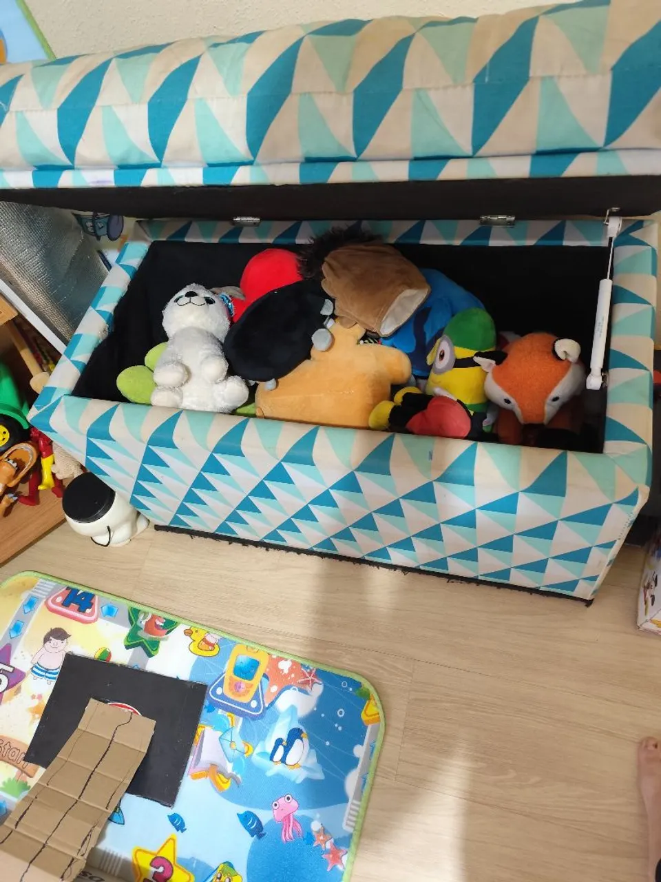 Baú de brinquedos infantil com design moderno