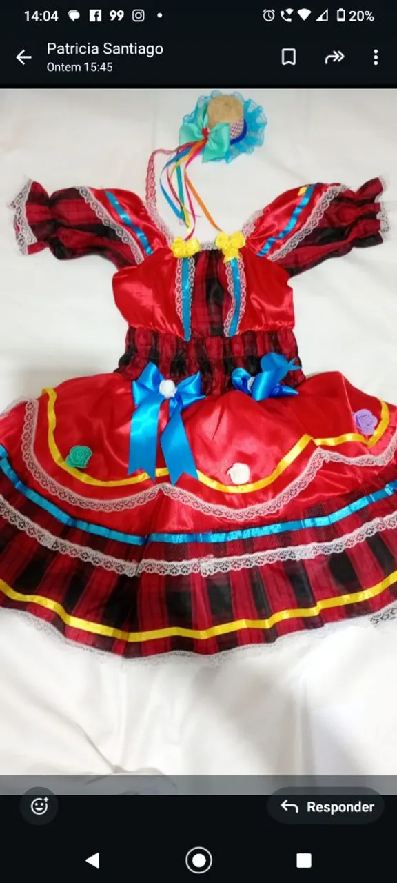Vestido Festa Junina Infantil com o acessório de cabelo.