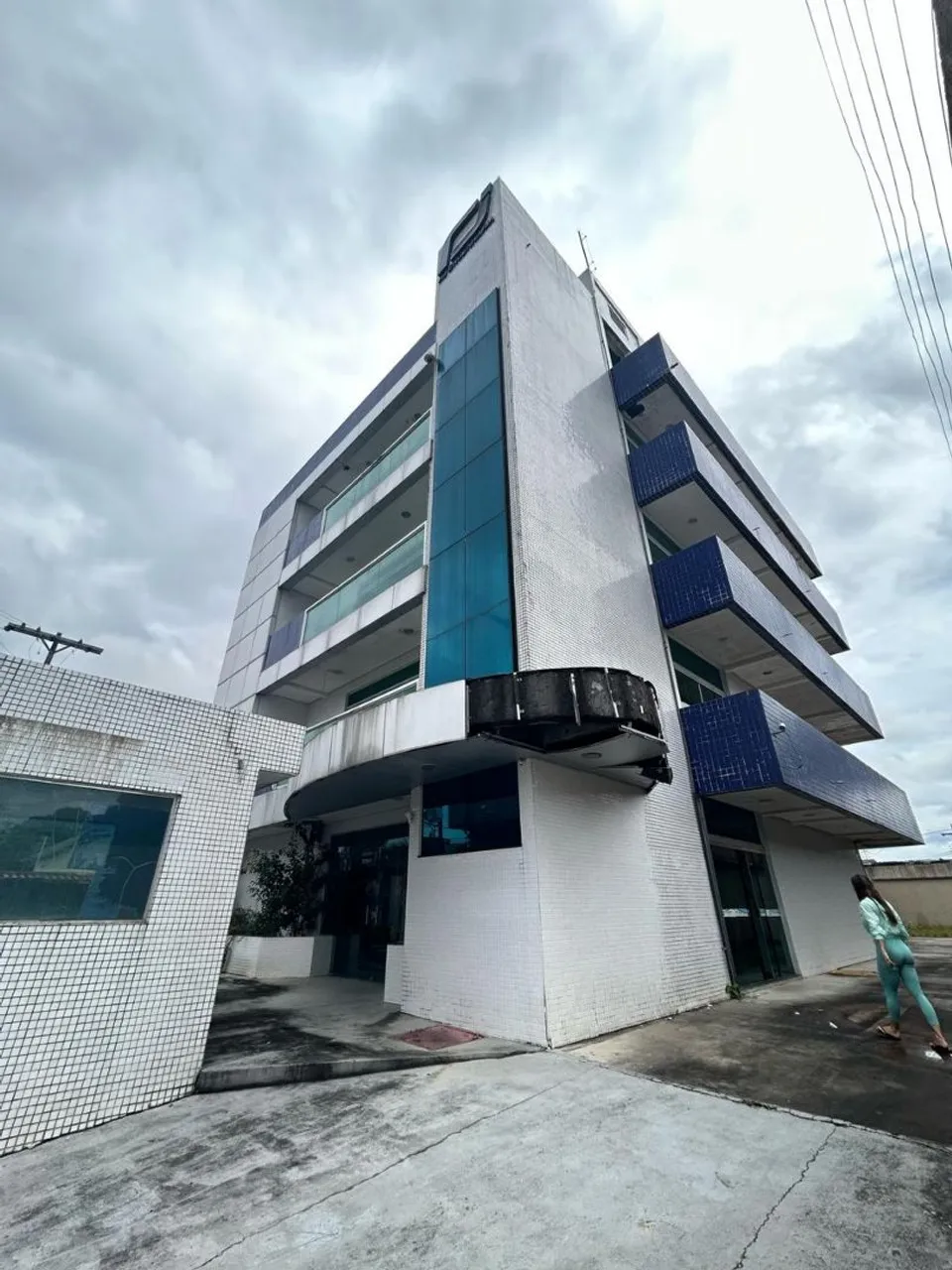 Prédio comercial com 20 vagas de estacionamento