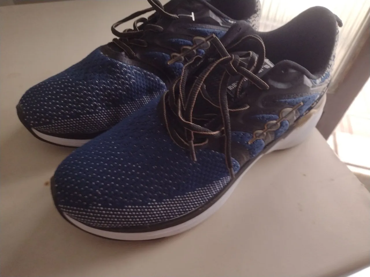 Tênis Esportivo Azul com Detalhes