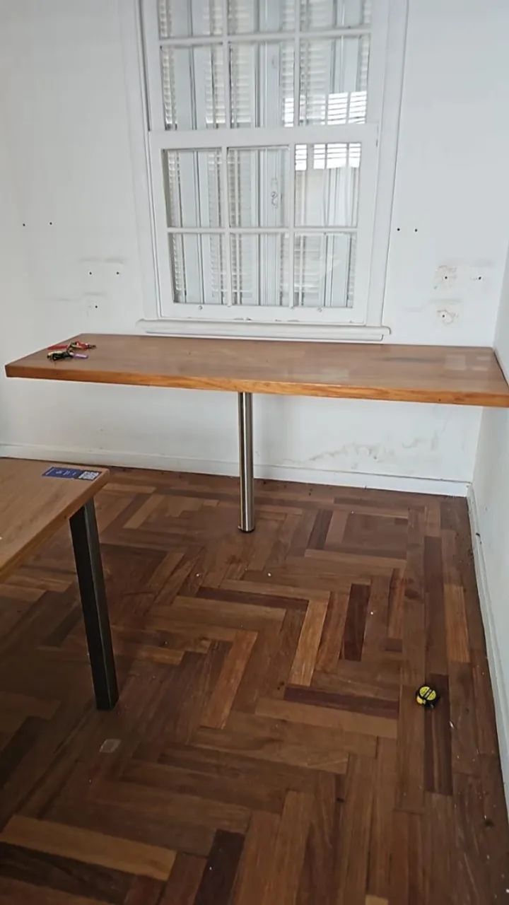 Bancada de Madeira Maciça - 1,40m x0,60m - Com Pés Metálicos e Mão Francesa