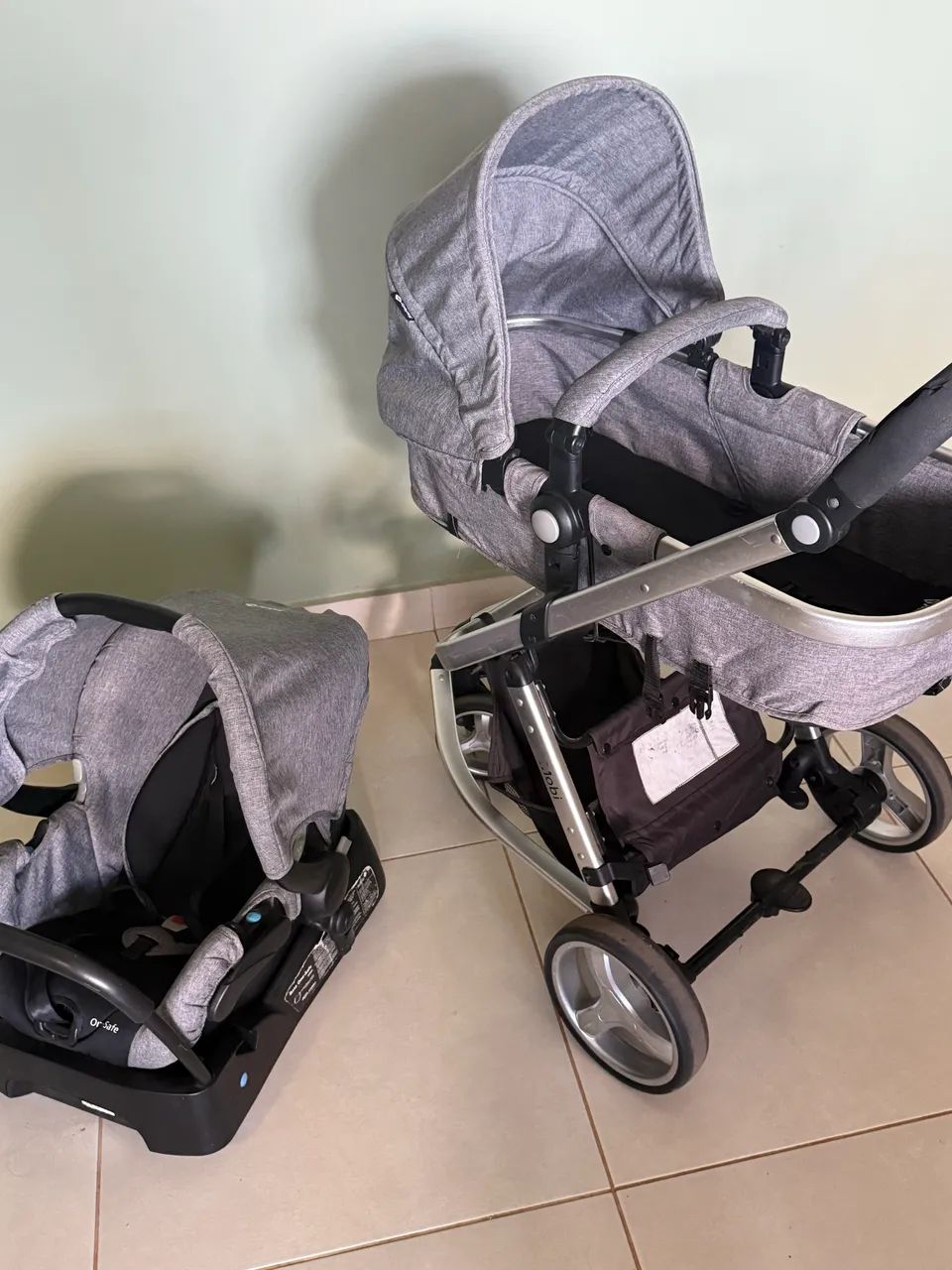 Carrinho + bebê conforto Safety Mobi 1st 