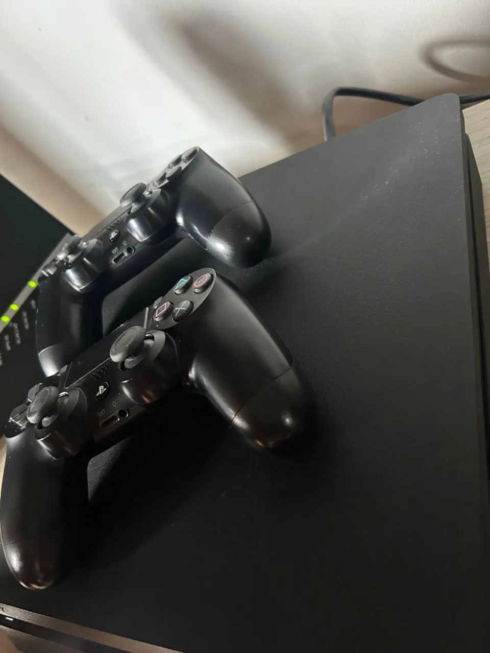 Playstation 4 com 2 controles e 1TB