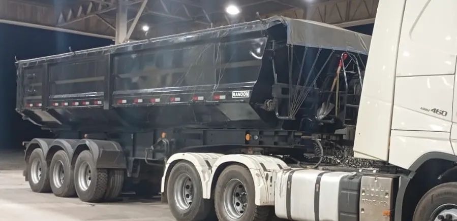 Vendo caçamba basculante  3 eixos Randon - 25m3