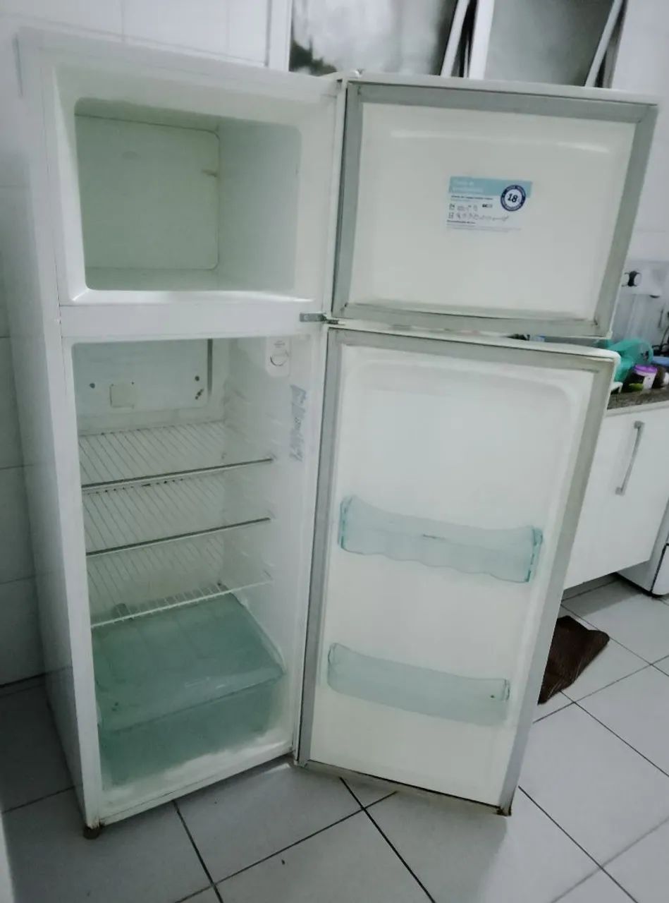 Vendo geladeira Eletrolux Dc33 - com defeito 127v - Foto 3