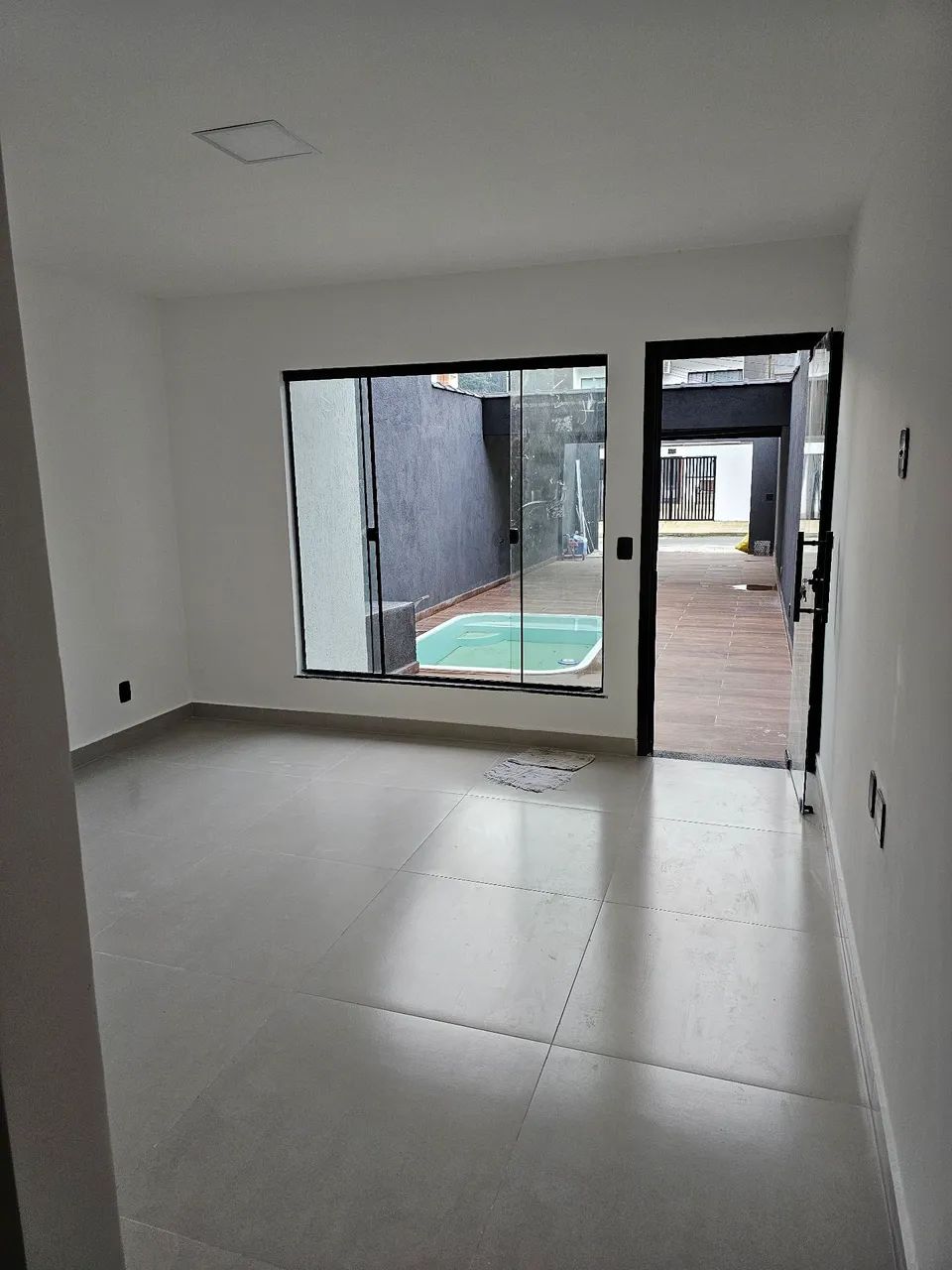 Linda casa com garagem coberta e piscina - Foto 4