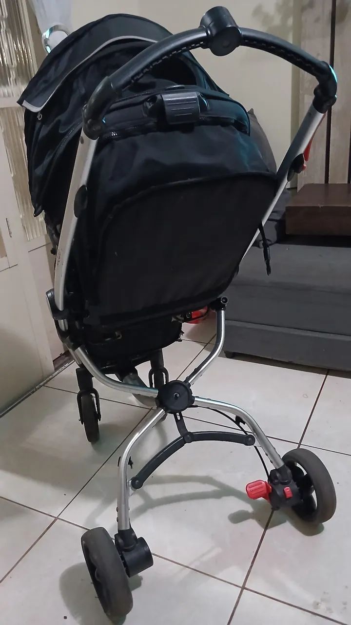 Vendo carrinho de bebê,  em ótima conservação,  muito prático pra montar e desmontar. - Foto 3