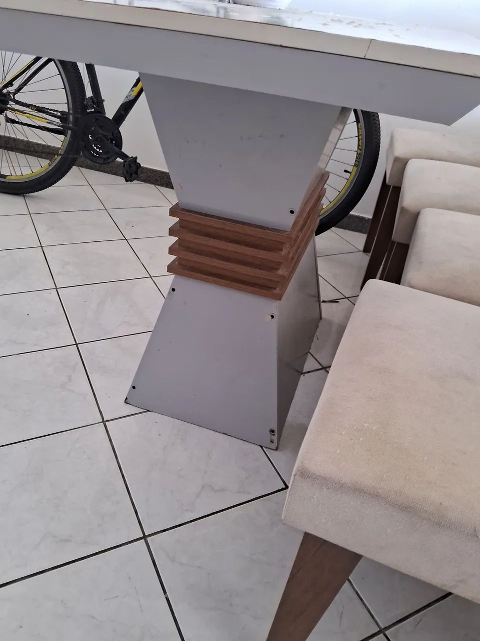 Mesa com quatro cadeiras  - Foto 2