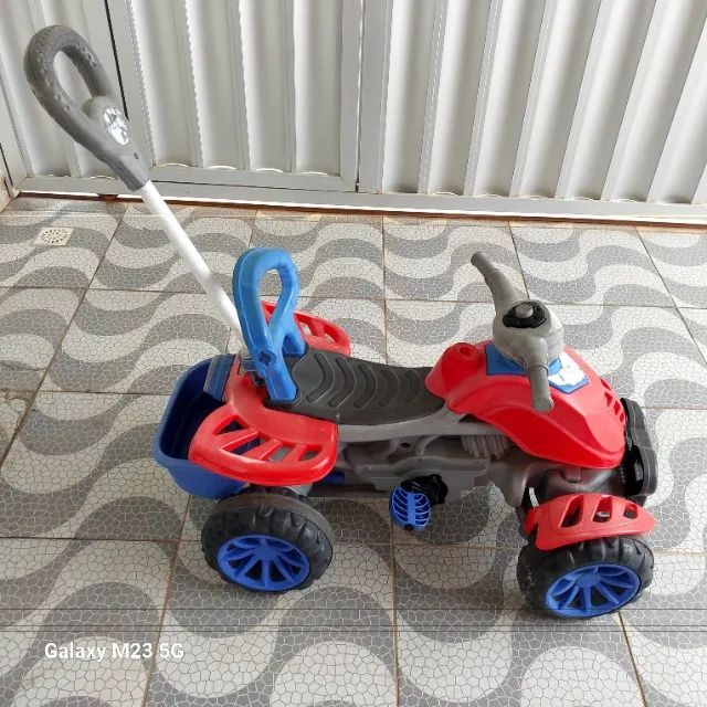 Escorregador infantil e Carrinho de passeio 