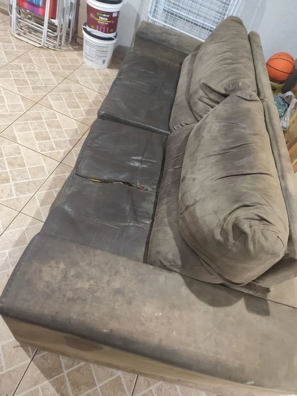 Vendo sofá, precisa de reforma mas e bom de estrutura R$ 300 - Foto 2