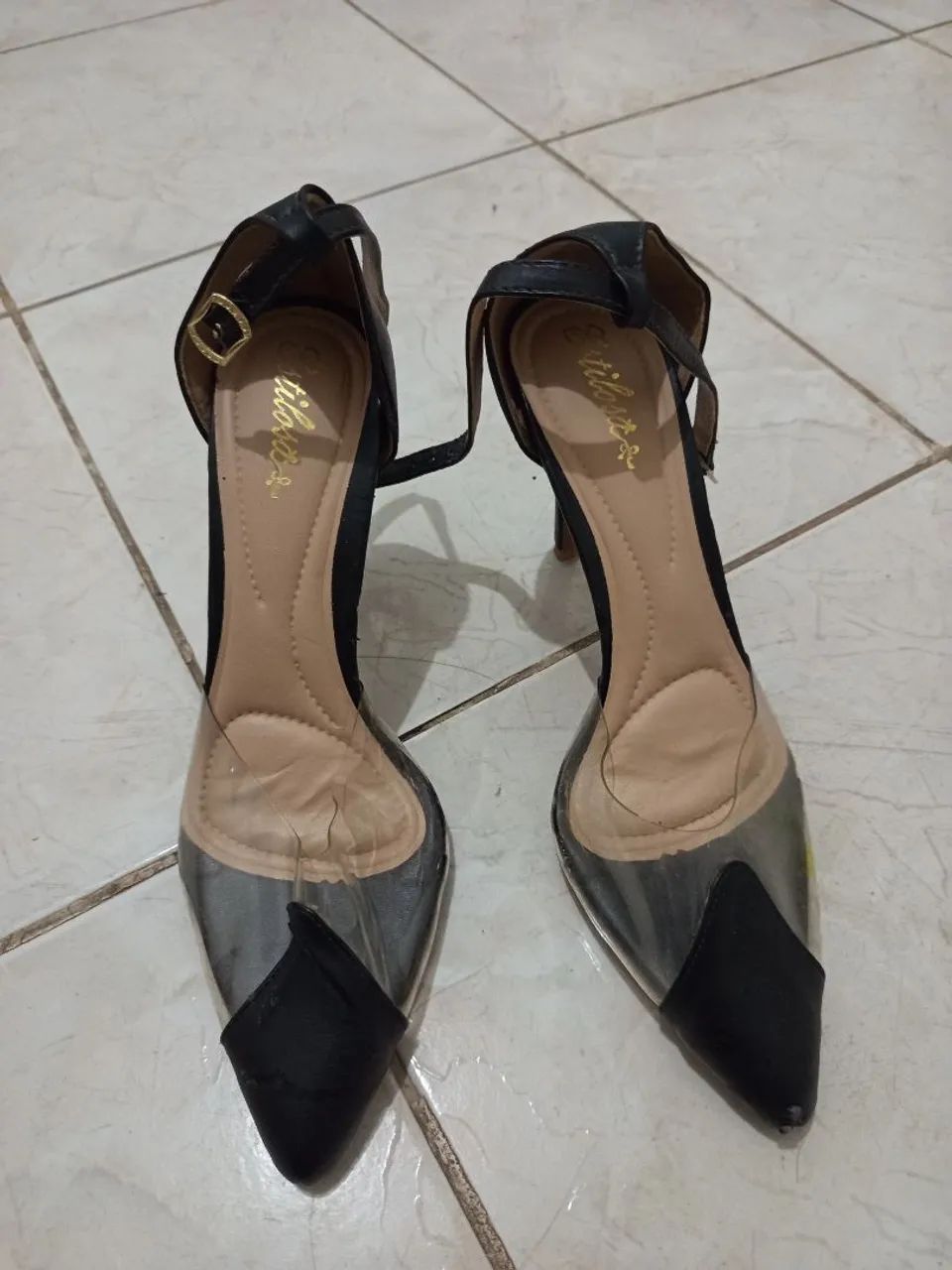 Scarpin preta com detalhe transparente 