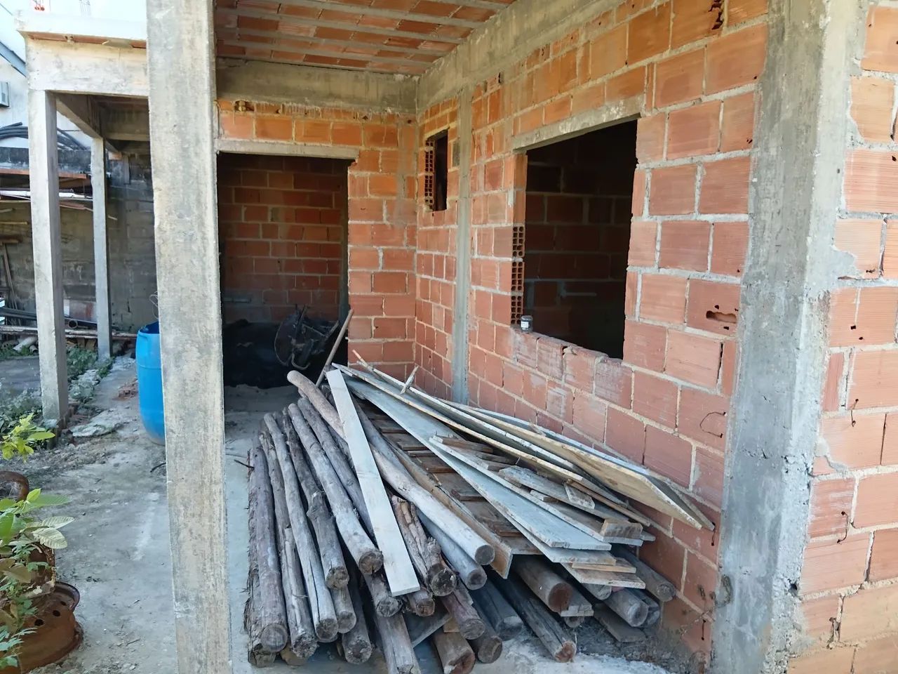 VENDO TERRENO COM UMA CASA PARA FINALIZAR  - Foto 2