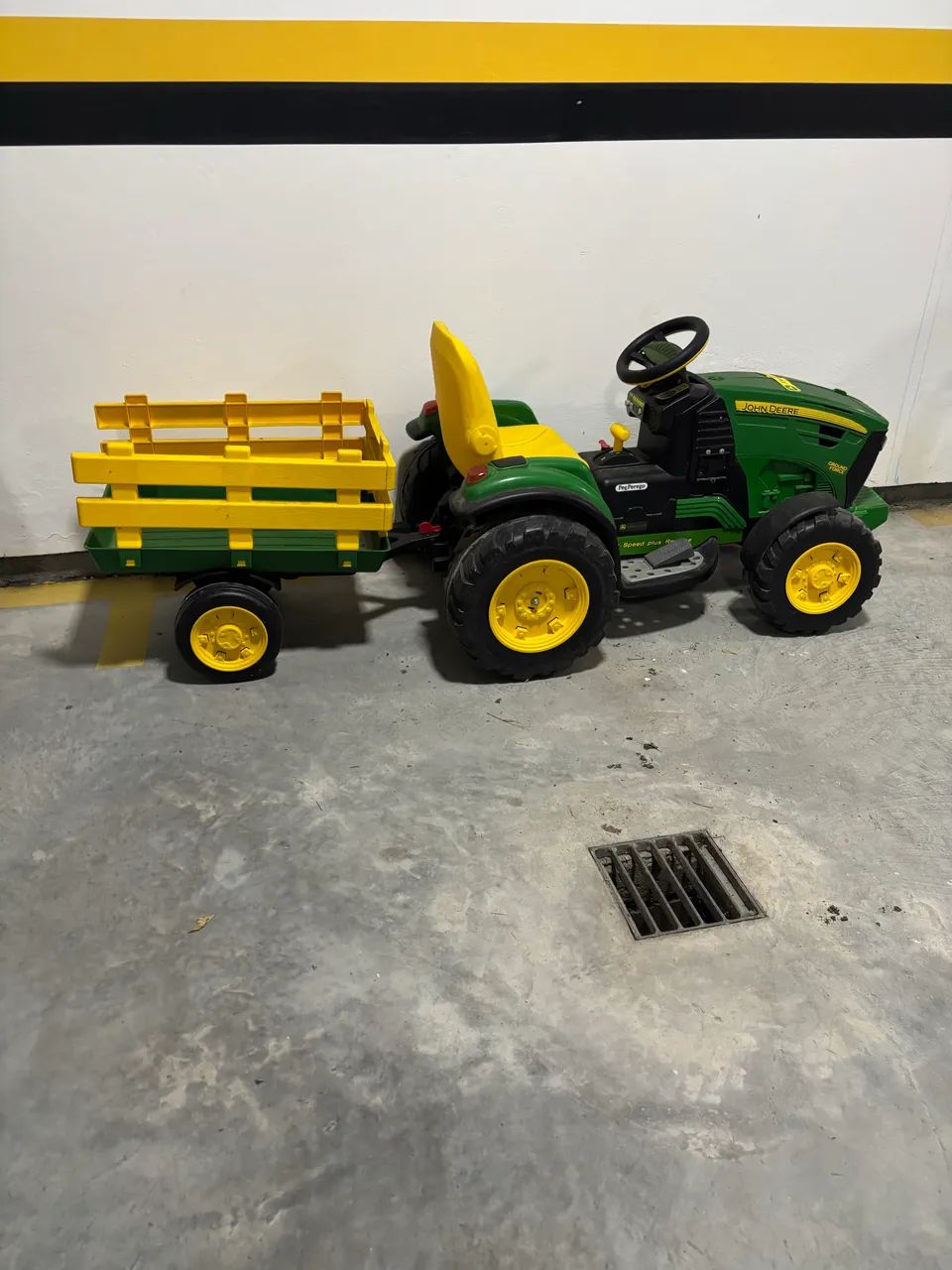 Trator elétrico infantil 