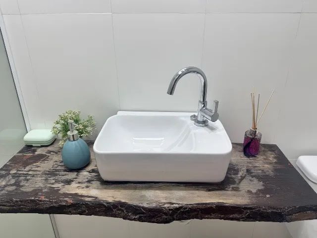 Vendo pia de banheiro (madeira maciça) + Cuba + Torneira  - Foto 2