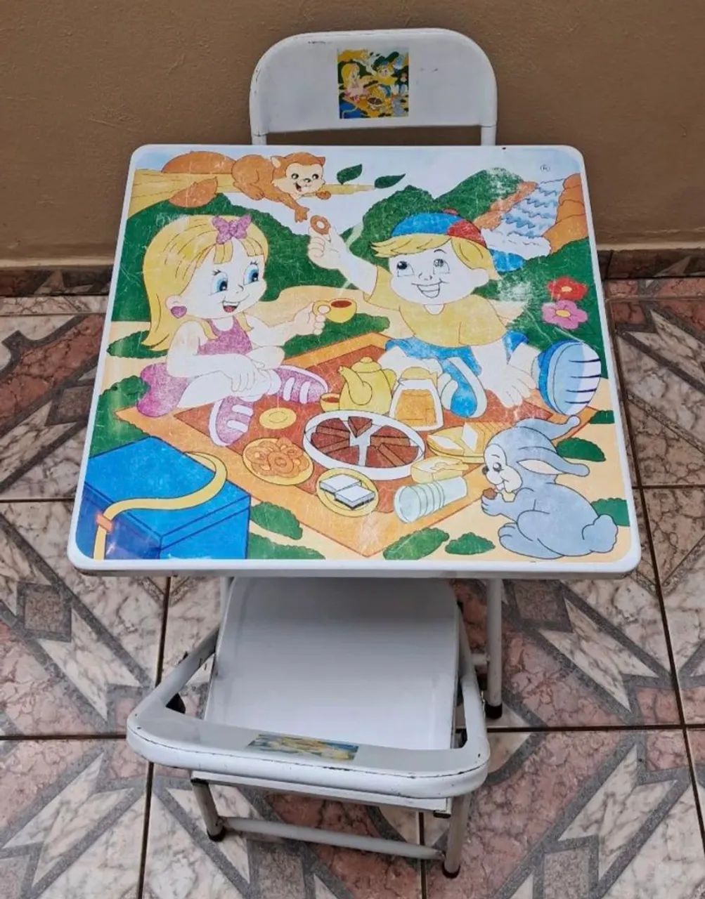 Mesinha com duas cadeiras.  - Foto 2