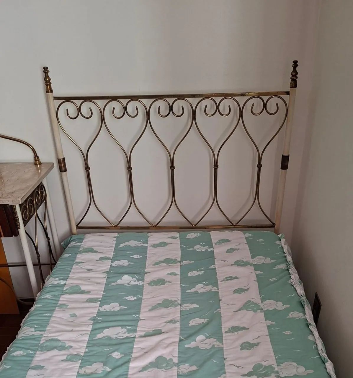 Cama de ferro com penteadeira 