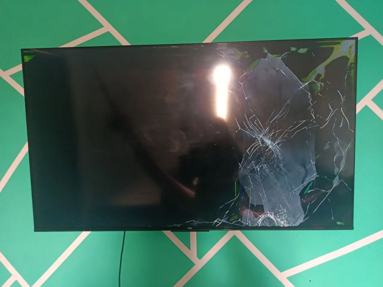 Vendo TV smat 50 polegadas, detalhe está com a tela quebrada!